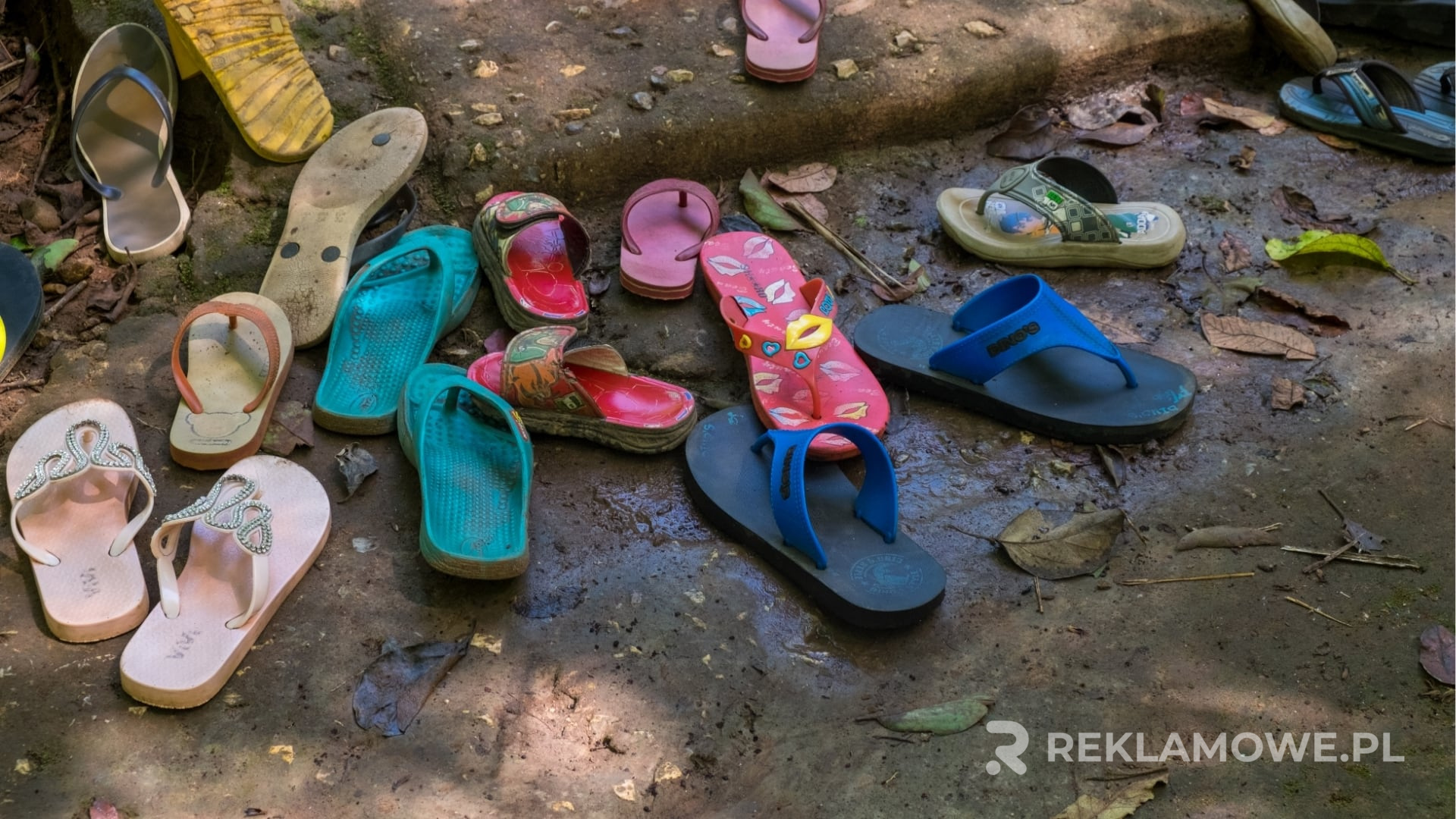 Kolorowe klapki reklamowe z logo firmy