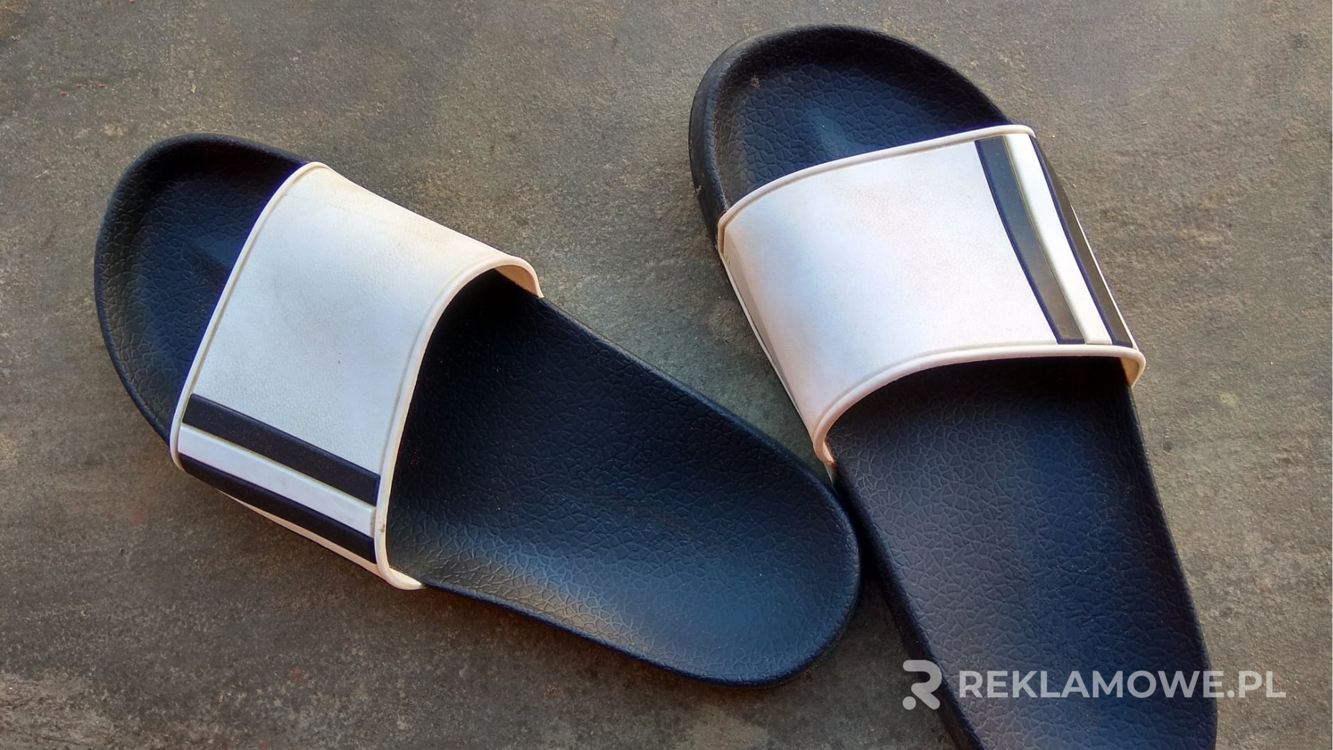 Klapki reklamowe wykonane z materiałów z recyklingu