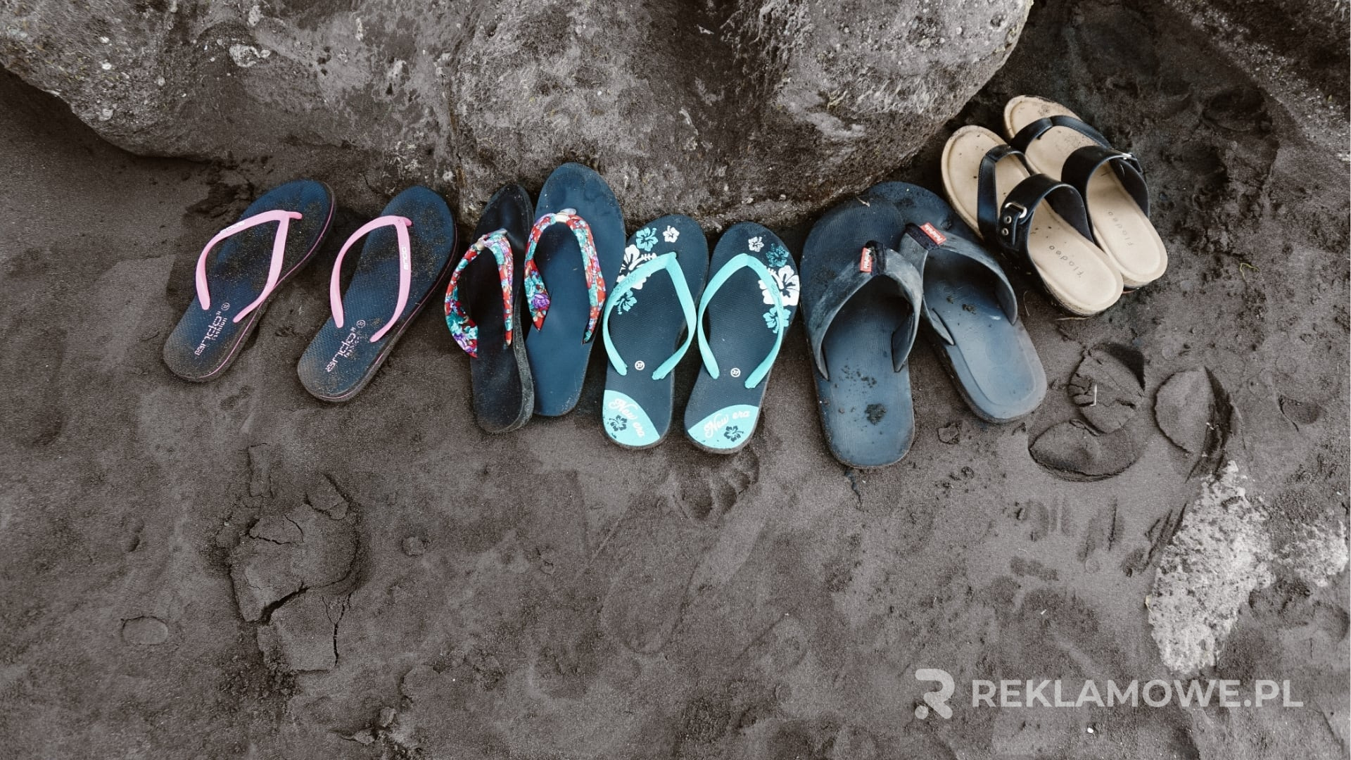 Trwałe klapek reklamowe na różnych powierzchniach